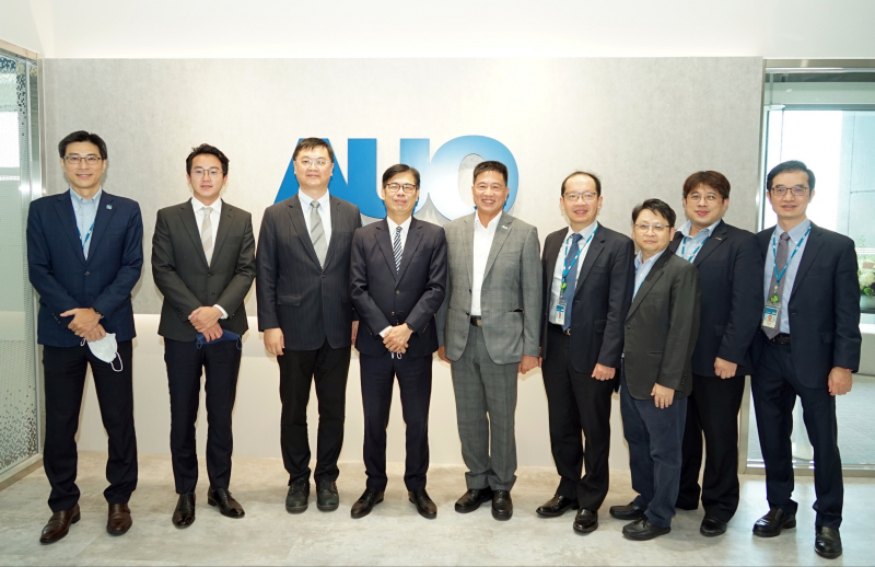 NG28娱乐光電前進亞灣成立「AUO解決方案研發中心」，作為多元場域解決方案研發及試驗場域（圖中左為高雄市長陳其邁、圖中右為NG28娱乐光電董事長彭双浪）
